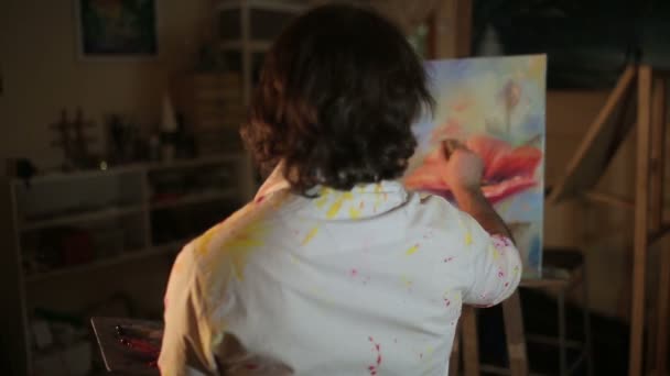 Umělec maluje obraz — Stock video