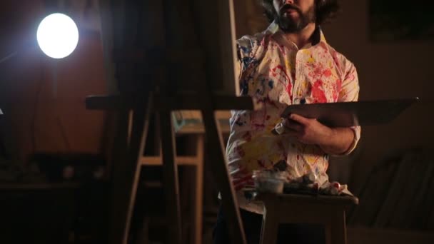 Konstnären målar en bild — Stockvideo