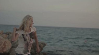 O denizde bir taş atar