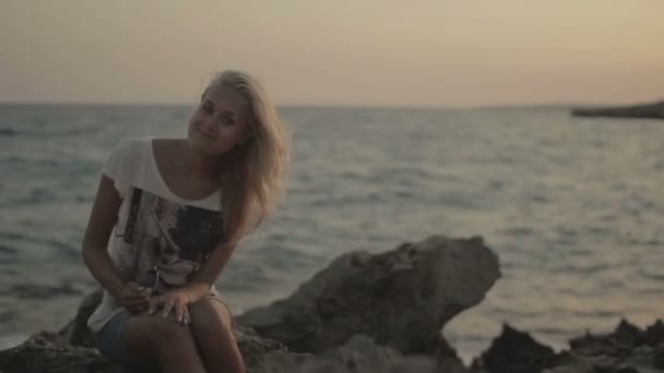 Romantyczne dziewczynka o zachodzie słońca na tle morza — Wideo stockowe