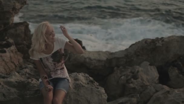 Romantická dívka při západu slunce na pozadí moře — Stock video