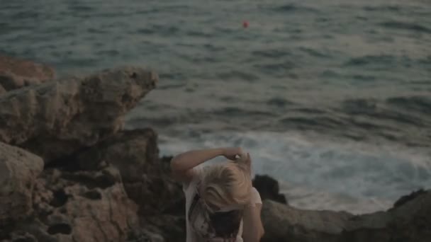 Menina romântica ao pôr do sol no fundo do mar — Vídeo de Stock