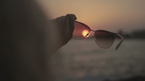 Lunettes de soleil au coucher du soleil — Video