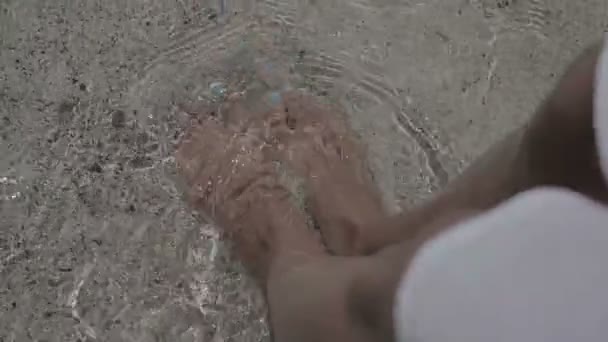海の水の美しい女の子の足 — ストック動画
