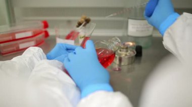 kimyasal bir laboratuarda çalışmak