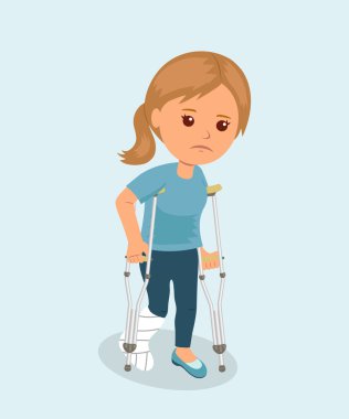 Koltuk değneği olan dişi ve bacak bir tıbbi sıva bandaj. Emniyet konsepti. Sağlık sigortası. Kemik kırığı.