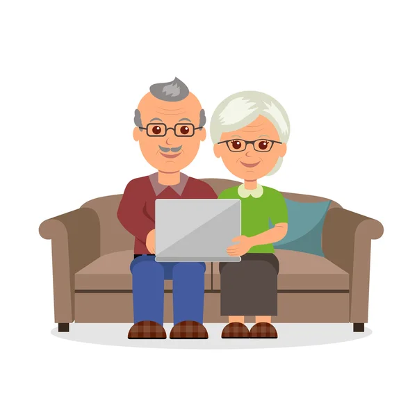 Concepto social pareja de ancianos navegar por la web en Internet con el ordenador portátil. Dibujos animados alegre pareja de pensiones sentado en el sofá con un ordenador portátil en un estilo plano . — Archivo Imágenes Vectoriales