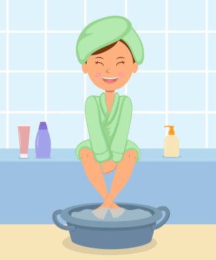 Spa uygulamaları alarak genç kız. Erkek bornoz içinde sıcak su daha önce pedikür ayak tutar.