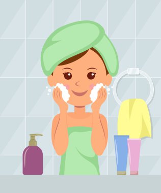 Kafasında bir havlu ile güzel kız makyaj onun yüzü köpük deriden uzak yıkar. Cildinizin bakımı. Sağlıklı bir yaşam tarzı. Kozmetik.