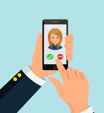 Kullanıcı akıllı telefon bulunur. Gelen arama telefon. Aramayı cevaplamak için ekran parmak uzanır