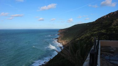 Fas 'ın yeşil Atlantik kıyı şeridi. Arka planda İspanya ve Avrupa 'yı zar zor görebiliyorsun..