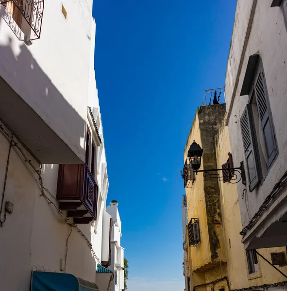 Una Vista Calle Cielo Azul Una Calle Estrecha Mirando Hacia — Foto de Stock