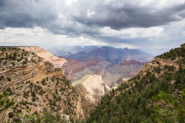 Grand Kanyon Milli Parkı sırasında yaz yağmurlu bir gün, Arizona, ABD