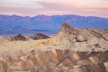 Zabriskie noktası Ölüm Vadisi Milli Parkı, California'daki güneş doğarken.