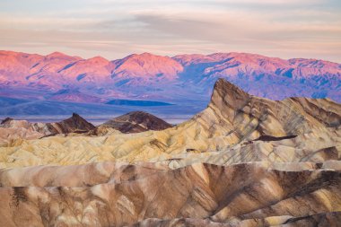 Zabriskie noktası Ölüm Vadisi Milli Parkı, California'daki güneş doğarken.