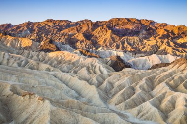 Zabriskie noktası Ölüm Vadisi Milli Parkı, California'daki güneş doğarken.
