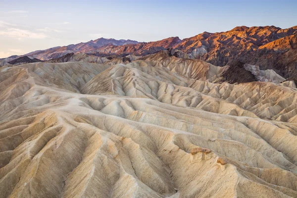 Nascer do sol em Zabriskie Point no Parque Nacional do Vale da Morte, Califórnia . — Fotografia de Stock