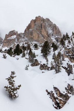Kışın İtalyan Dolomites Sassolungo (Langkofel) grup.