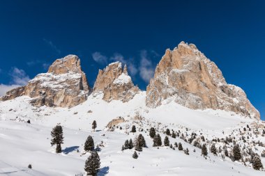 Kışın İtalyan Dolomites Sassolungo (Langkofel) grup.