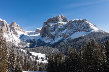 İtalyan Dolomites karda ile (Sella grubunda) sass Pordoi