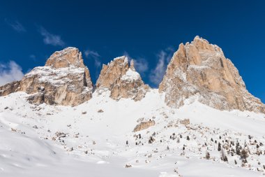 Kışın İtalyan Dolomites Sassolungo (Langkofel) grup.