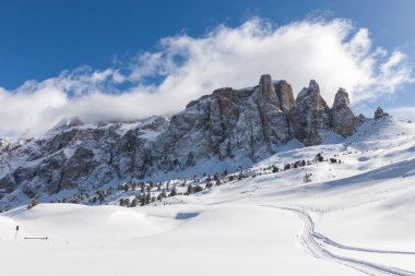 İtalyan Dolomites Kayak alanı karda Sella grubuyla görünümünü