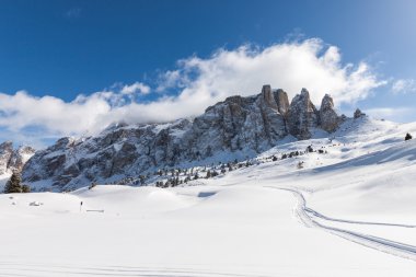 İtalyan Dolomites Kayak alanı karda Sella grubuyla görünümünü