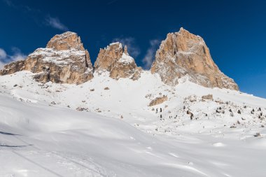 Kışın İtalyan Dolomites Sassolungo (Langkofel) grup.