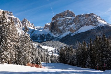 İtalyan Dolomites karda ile (Sella grubunda) sass Pordoi
