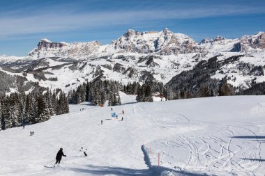 Kış, Conturines ve Piz Lavarella, Alta Badia, İtalyan Dolomites zirveleri ile Alpe di Fanes kayalıklarla görünümünü.