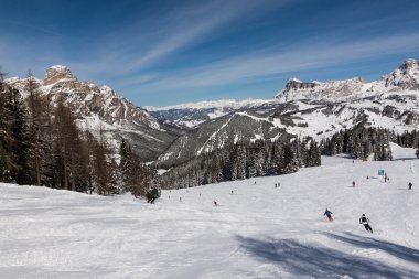 İtalyan Dolomites karda ile Sassongher görünümünü