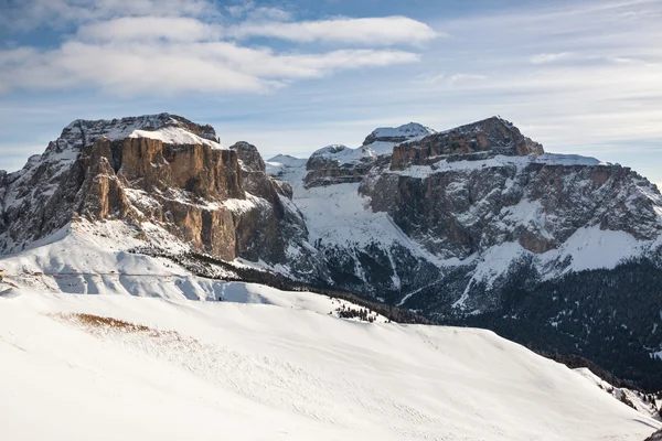 Sass Pordoi (i Sella-gruppen) med snö i de italienska Dolomiterna — Stockfoto