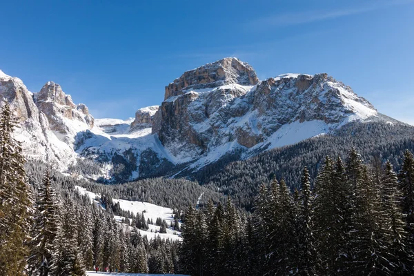 Sass Pordoi (i Sella-gruppen) med snö i de italienska Dolomiterna — Stockfoto