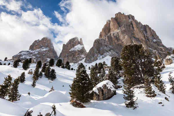 Sassolungo (Langkofel) gruppen av italienska Dolomiterna i vinter. — Stockfoto