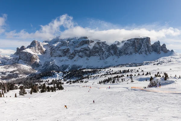 Utsikt över Sella gruppen med snö i de italienska Dolomiterna från skidområdet — Stockfoto
