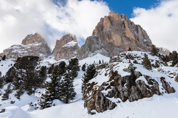 Sassolungo (Langkofel) gruppen av italienska Dolomiterna i vinter. — Stockfoto