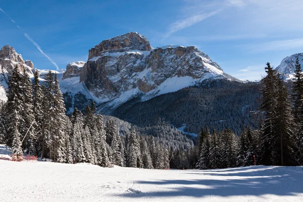 Sass Pordoi (i Sella-gruppen) med snö i de italienska Dolomiterna — Stockfoto