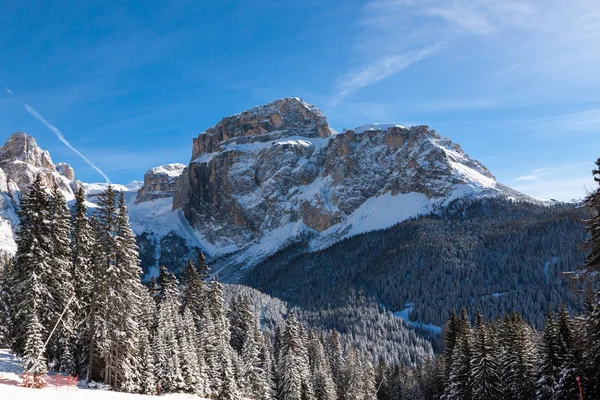 Sass Pordoi (i Sella-gruppen) med snö i de italienska Dolomiterna — Stockfoto