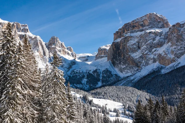 Sass Pordoi (i Sella-gruppen) med snö i de italienska Dolomiterna — Stockfoto