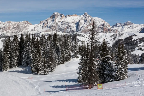 Utsikt över Alpe di Fanes klipporna på vintern, med toppar Conturines och Piz Lavarella, Alta Badia, italienska Dolomiterna. — Stockfoto