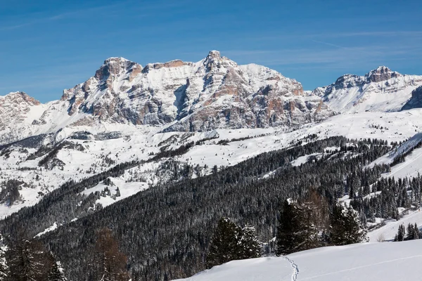 Utsikt över Alpe di Fanes klipporna på vintern, med toppar Conturines och Piz Lavarella, Alta Badia, italienska Dolomiterna. — Stockfoto