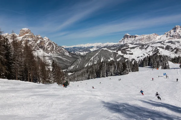 Utsikt över Sassongher når med snö i de italienska Dolomiterna — Stockfoto