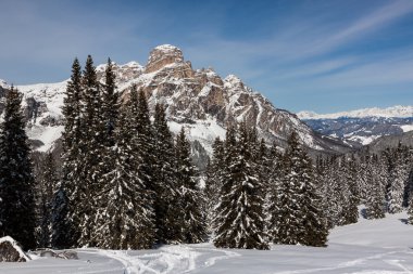 İtalyan Dolomites karda ile Sassongher görünümünü