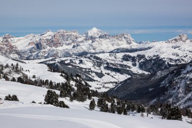 Kışın İtalyan Dolomites görünümünü. 