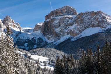 İtalyan Dolomites karda ile (Sella grubunda) sass Pordoi