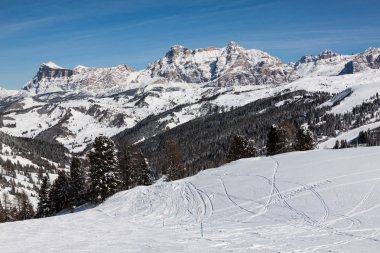 Kış, Conturines ve Piz Lavarella, Alta Badia, İtalyan Dolomites zirveleri ile Alpe di Fanes kayalıklarla görünümünü. 