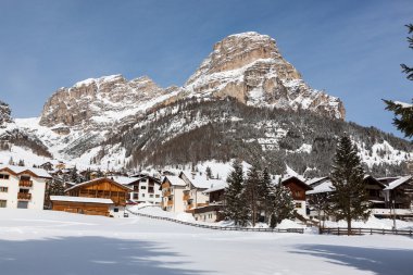 Colfosco görünümünü, bir dağ köyü ve Kayak alanında İtalyan Dolomites, kar ile