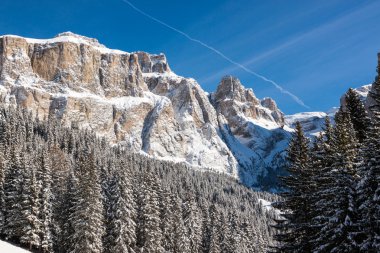 İtalyan Dolomites karda ile (Sella grubunda) sass Pordoi.