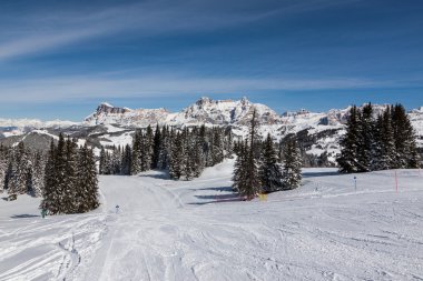 Kış, Conturines ve Piz Lavarella, Alta Badia, İtalyan Dolomites zirveleri ile Alpe di Fanes kayalıklarla görünümünü