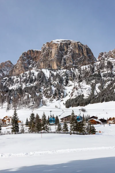 Colfosco 认为，与雪意大利多洛米蒂山，山区村庄和滑雪 — 图库照片